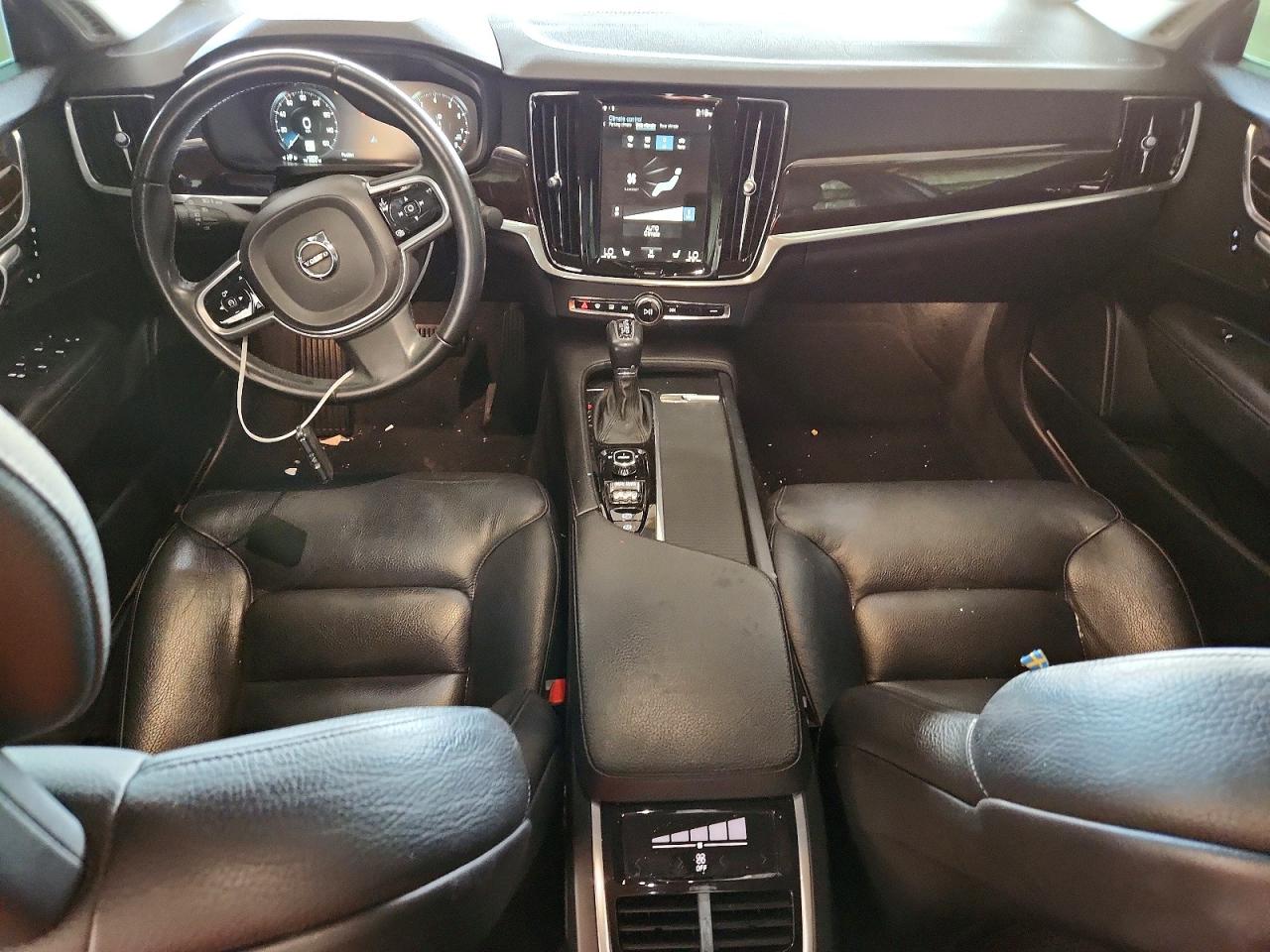 2017 VOLVO S90 Momentum
