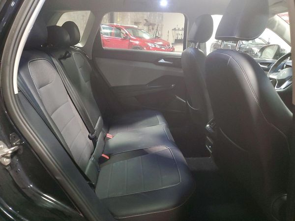 2023 VOLKSWAGEN TAOS SE w/Sunroof Pkg.