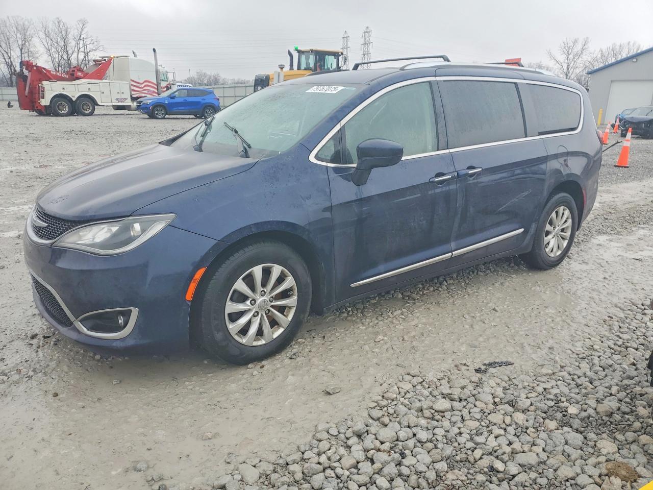 2019 CHRYSLER PACIFICA Touring L — Front 3/4
