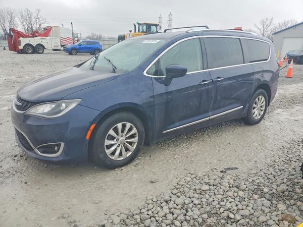 2019 CHRYSLER PACIFICA Touring L — Front 3/4
