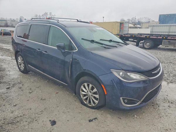 2019 CHRYSLER PACIFICA Touring L — Passenger 3/4
