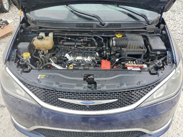 2019 CHRYSLER PACIFICA Touring L — Engine bay