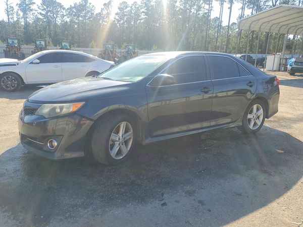 2014 TOYOTA CAMRY — Front 3/4