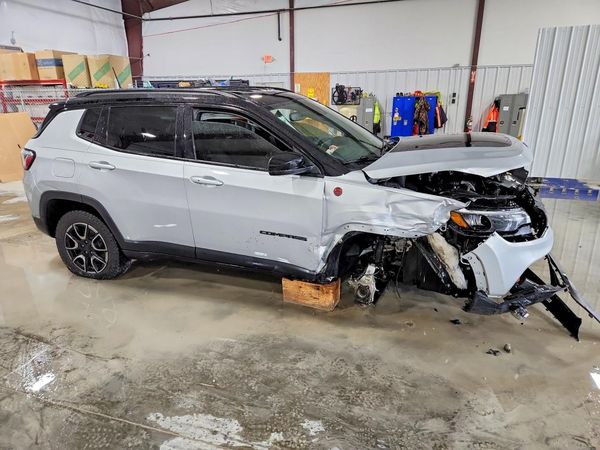 2024 JEEP COMPASS Trailhawk — Passenger 3/4