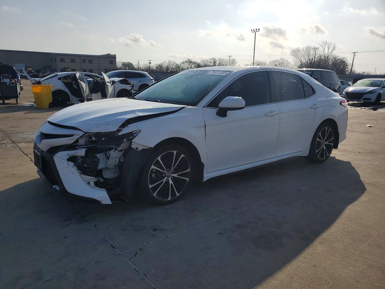 2020 TOYOTA CAMRY SE — Front 3/4