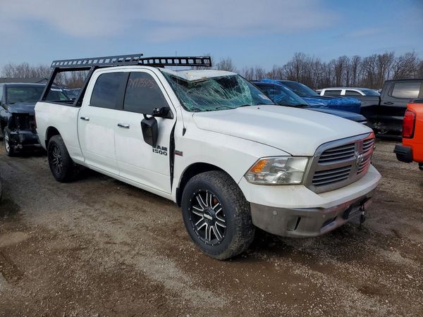 2016 RAM 1500 SLT CREW CAB 4X4