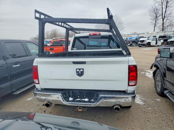 2016 RAM 1500 SLT CREW CAB 4X4
