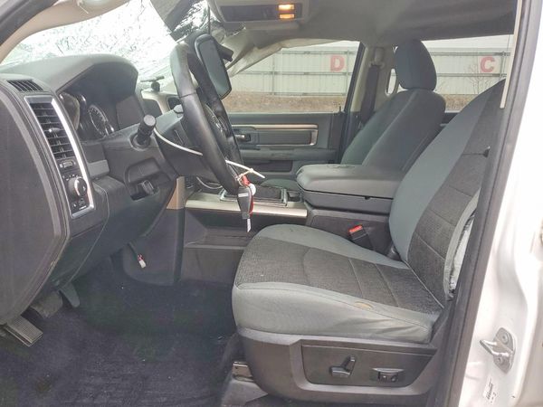 2016 RAM 1500 SLT CREW CAB 4X4