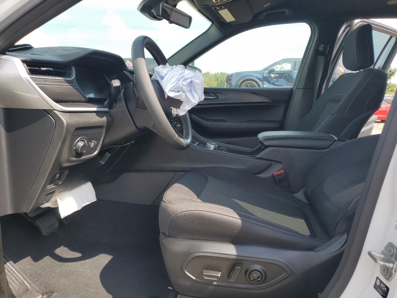 2025 JEEP GRAND CHEROKEE Laredo, Altitude