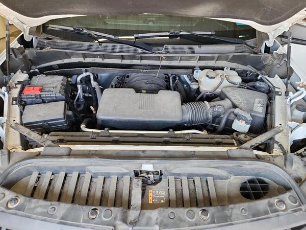 2020 CHEVROLET SILVERADO LT — Engine bay