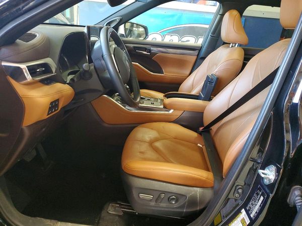 2022 TOYOTA HIGHLANDER Platinum — DENT