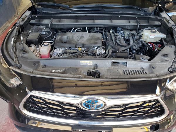 2022 TOYOTA HIGHLANDER Platinum — Engine bay