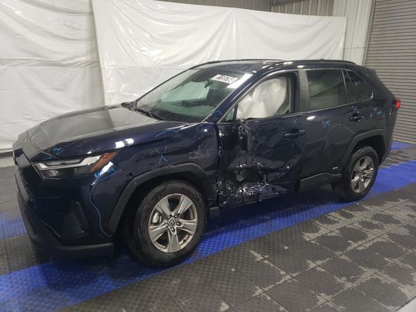 2024 TOYOTA RAV4 XLE — Front 3/4