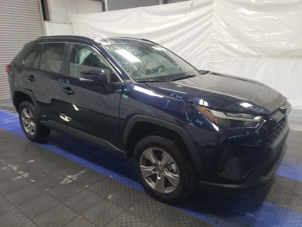 2024 TOYOTA RAV4 XLE — Passenger 3/4