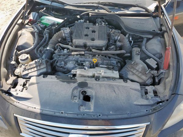 2013 INFINITI G37 — Engine bay