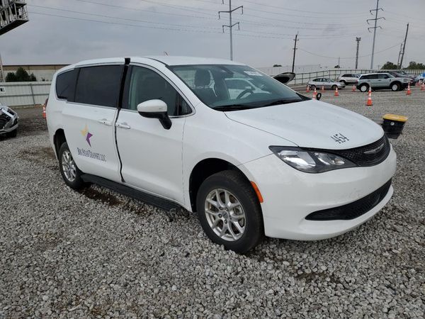 2022 CHRYSLER VOYAGER