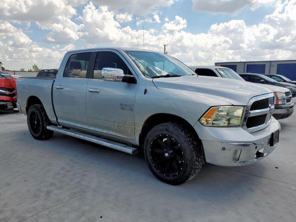 2017 RAM 1500 SLT CREW CAB 4X4