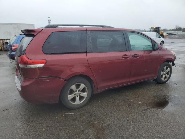 2013 TOYOTA SIENNA