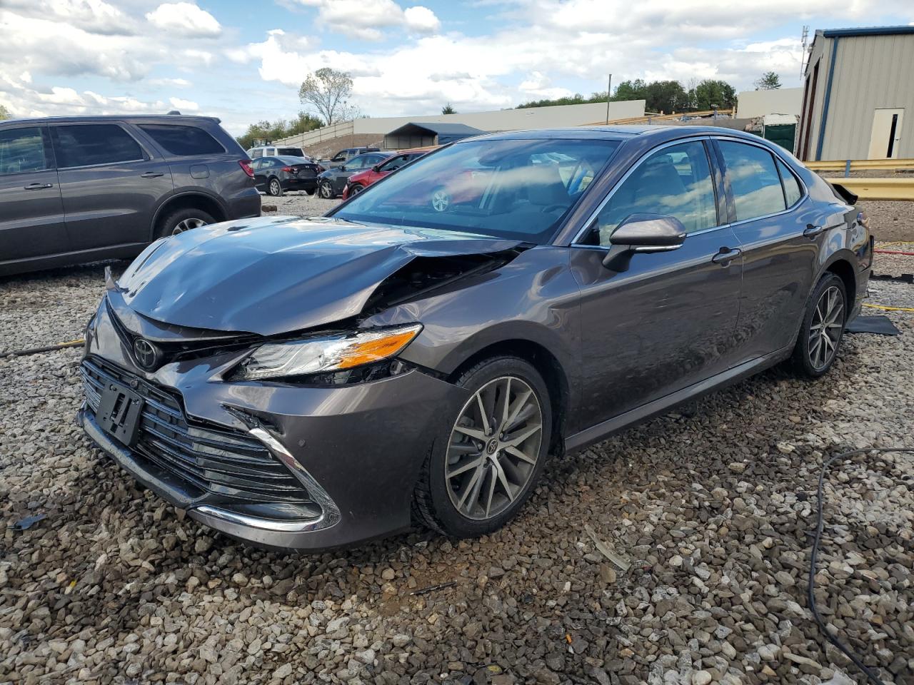 2022 TOYOTA CAMRY XLE — Front 3/4
