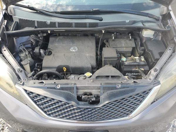 2012 TOYOTA SIENNA