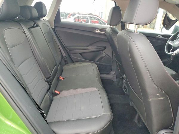 2025 VOLKSWAGEN TAOS 4Motion SE Black