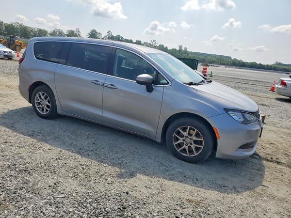2017 CHRYSLER PACIFICA Touring — Passenger 3/4