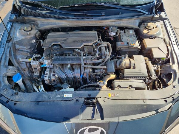 2025 HYUNDAI ELANTRA SEL Convenience — Engine bay