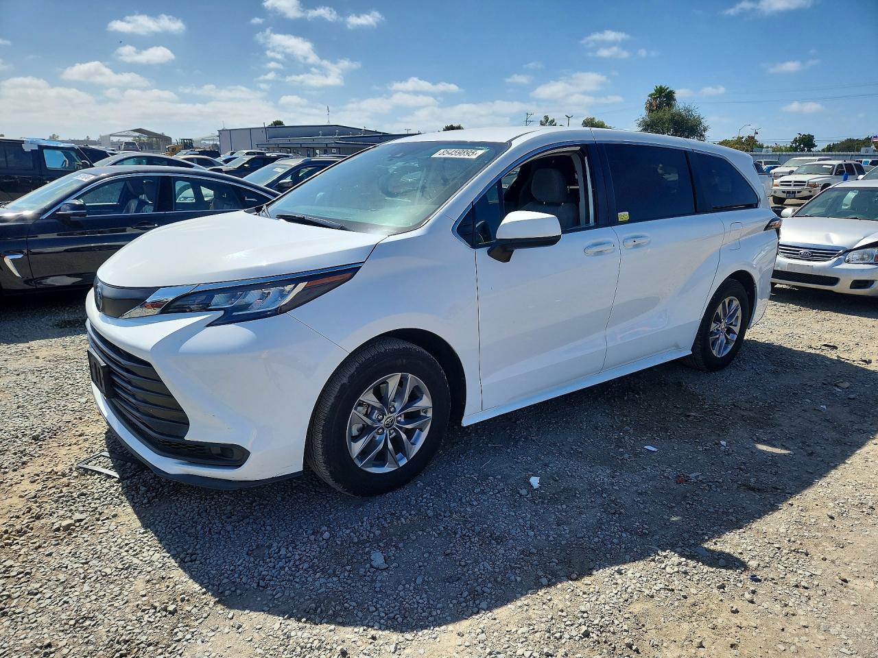 2022 TOYOTA SIENNA LE