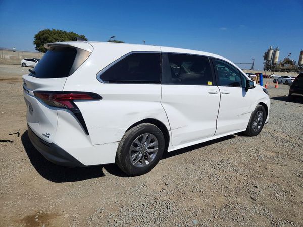 2022 TOYOTA SIENNA LE