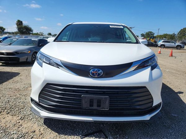 2022 TOYOTA SIENNA LE