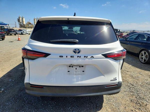 2022 TOYOTA SIENNA LE
