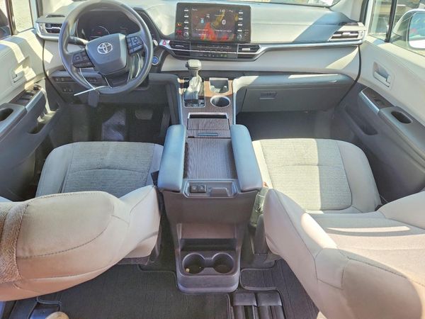 2022 TOYOTA SIENNA LE