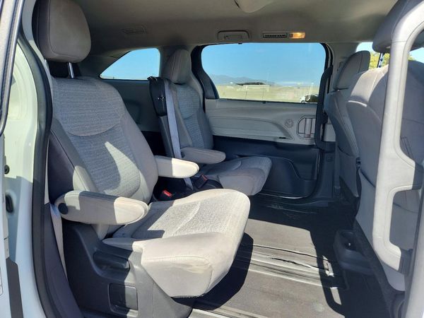 2022 TOYOTA SIENNA LE
