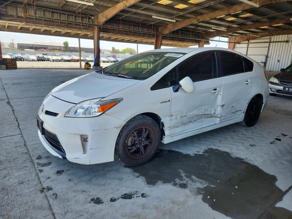 2014 TOYOTA PRIUS — DSFA — Front 3/4