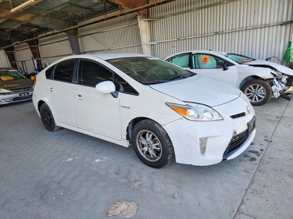 2014 TOYOTA PRIUS — Passenger 3/4