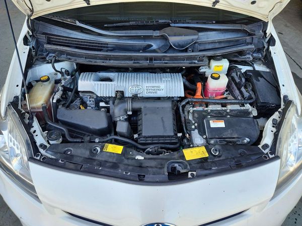 2014 TOYOTA PRIUS — Engine bay
