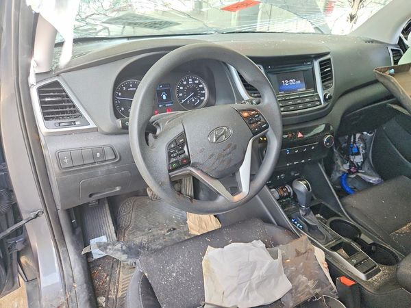 2017 HYUNDAI TUCSON SE (no options)