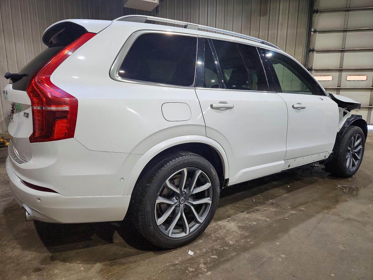 2018 VOLVO XC90 Momentum