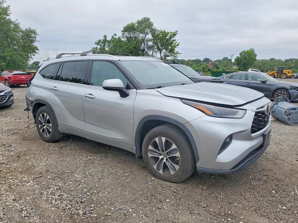 2022 TOYOTA HIGHLANDER XLE
