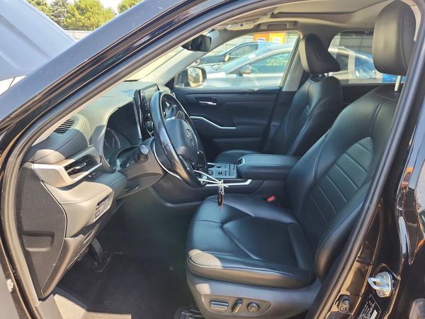 2021 TOYOTA HIGHLANDER XLE Nav