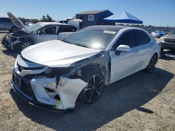 2019 TOYOTA CAMRY XSE — Front 3/4