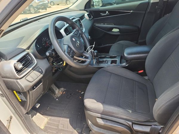 2016 KIA SORENTO L / LX