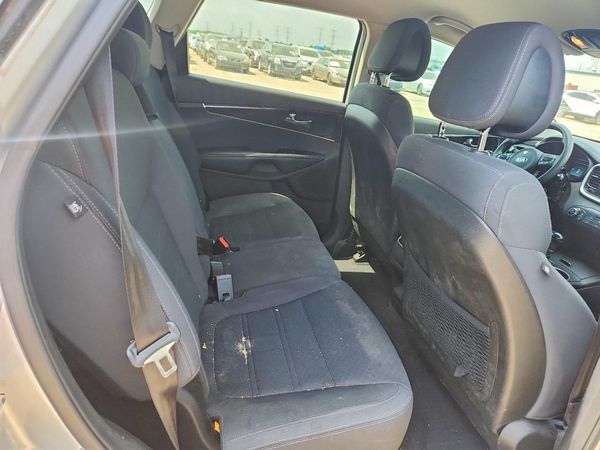 2016 KIA SORENTO L / LX