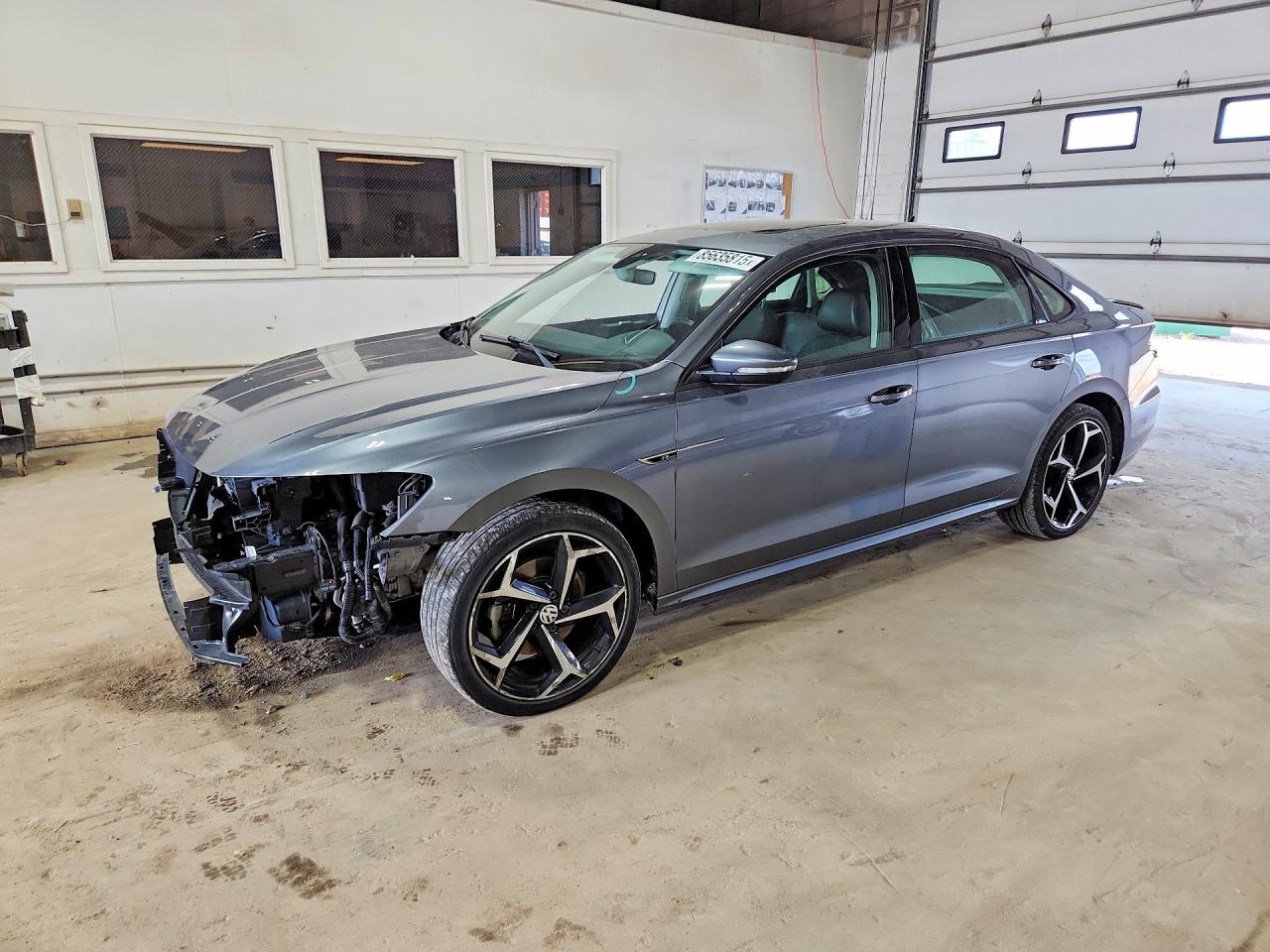 2020 VOLKSWAGEN PASSAT R-Line — Front 3/4