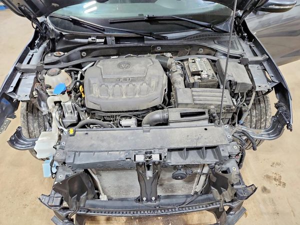2020 VOLKSWAGEN PASSAT R-Line — Engine bay