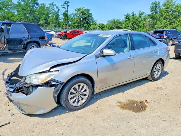 2015 TOYOTA CAMRY — Front 3/4