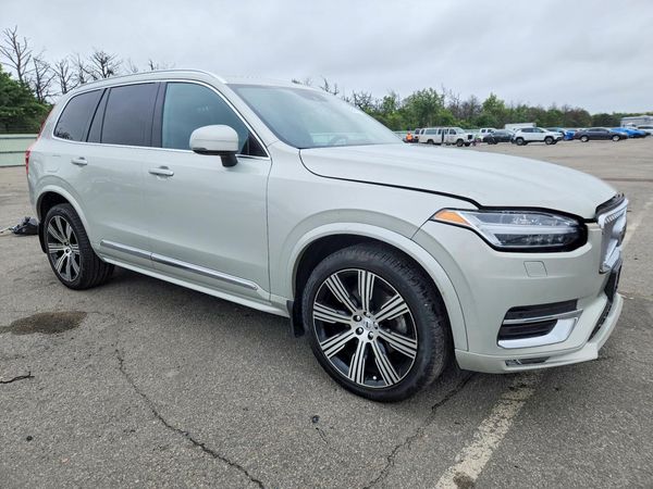 2022 VOLVO XC90