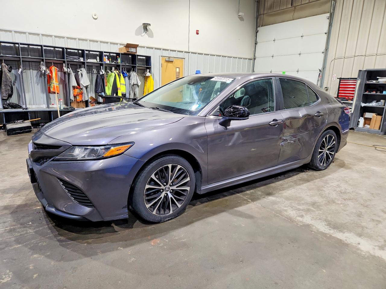 2020 TOYOTA CAMRY SE — Front 3/4