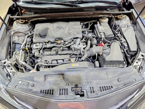 2020 TOYOTA CAMRY SE — Engine bay