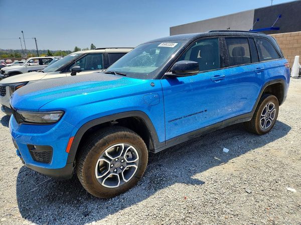 2022 JEEP CHEROKEE Trailhawk 4XE — Front 3/4